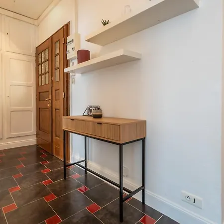 Very Centre Near Tram 牟罗兹