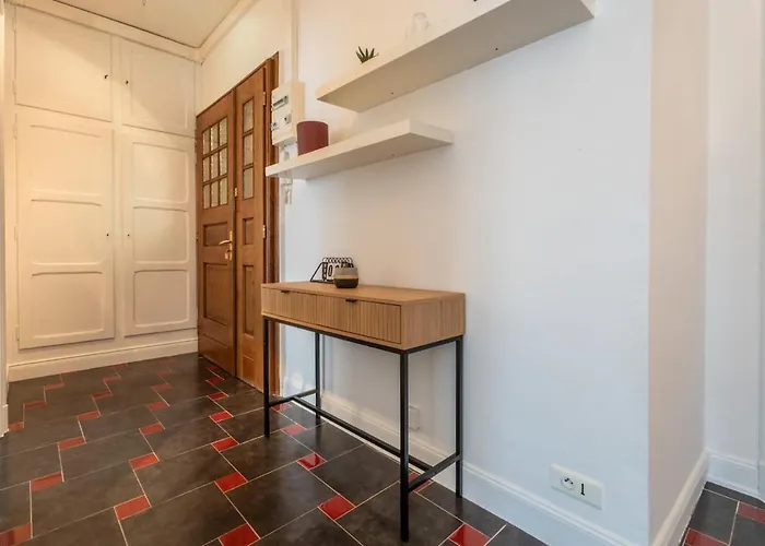 Very Centre Near Tram 牟罗兹